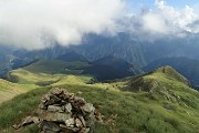 88 Dall'omino del Tribortoi vista sul sottostante Monte Avaro a dx e i Piani a sx